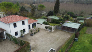 Maison neuve en cours de construction + activité de location