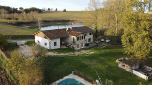 Propriété avec chenil, chatterie, habitation et appartement